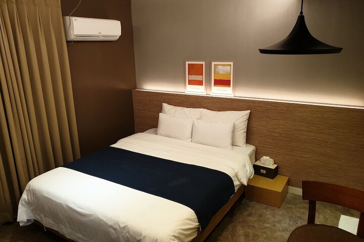Room 6 of 11