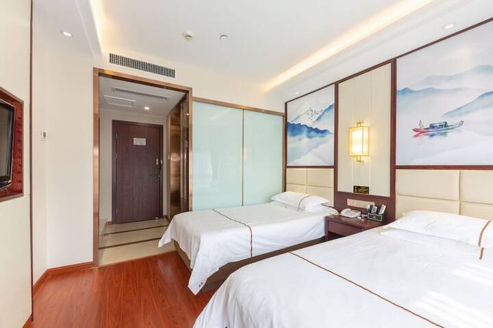Room 5 of 18