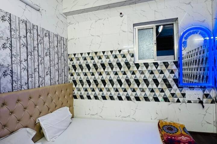 Room 4 of 28