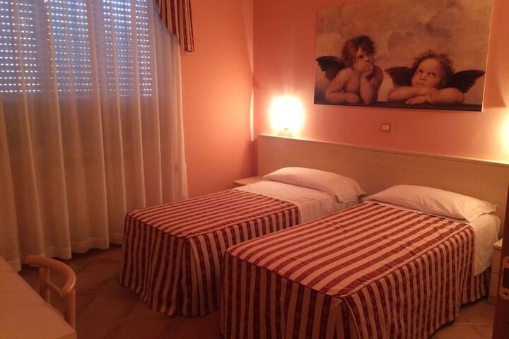 Room 8 of 33