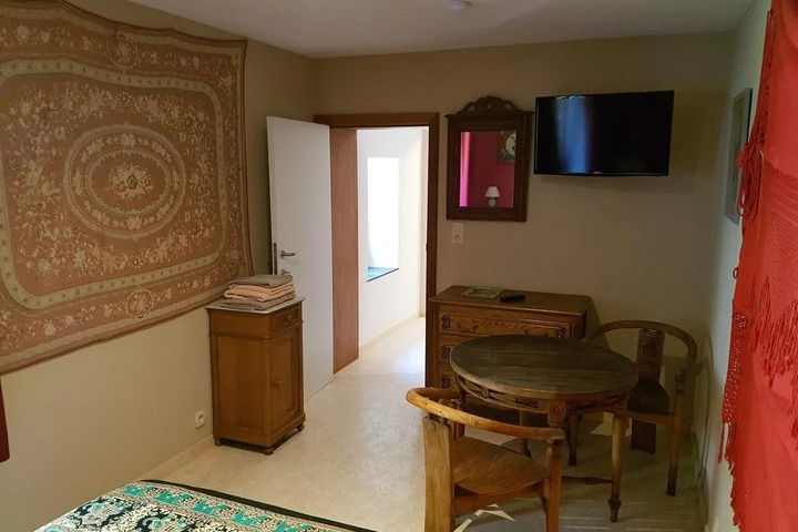 Room 4 of 18