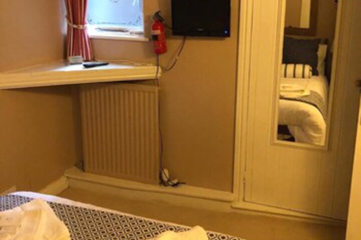 Room 33 of 46