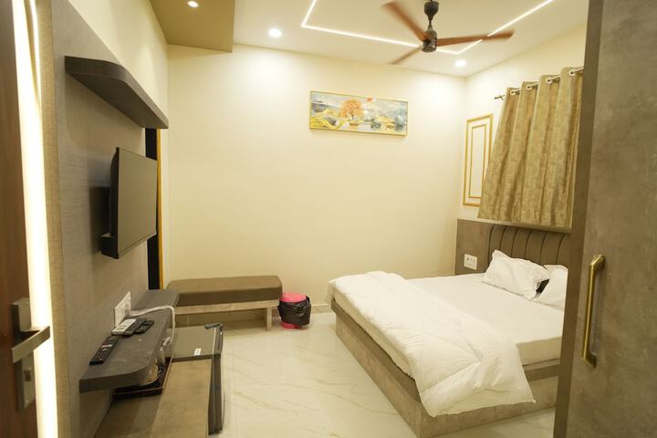 Room 8 of 34