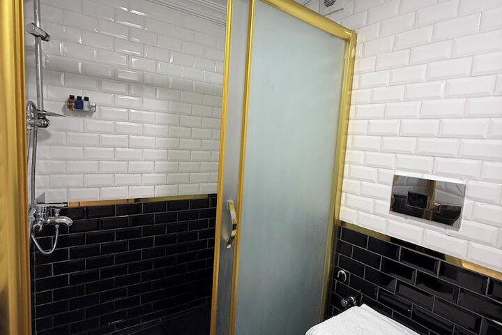 Room 102 of 110