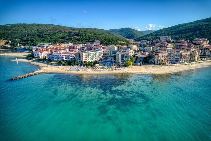 Sandy bay hotel in Elenite