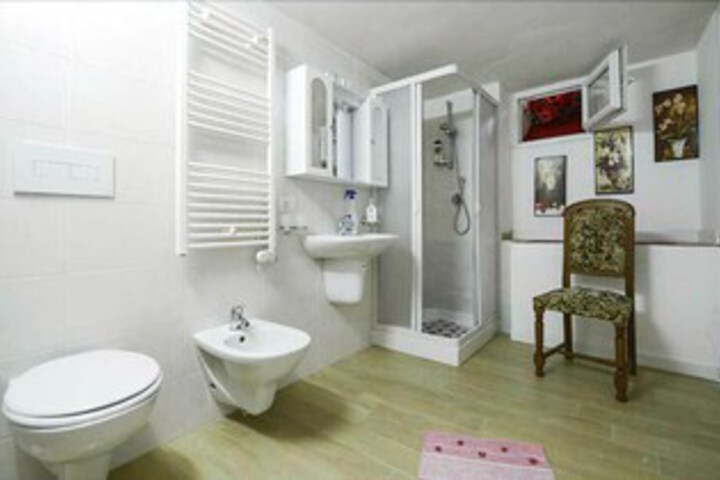 Room 6 of 16