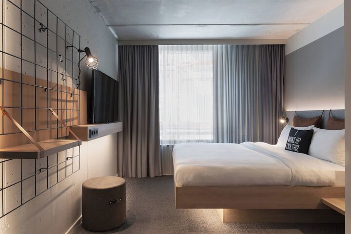 Room 8 of 33