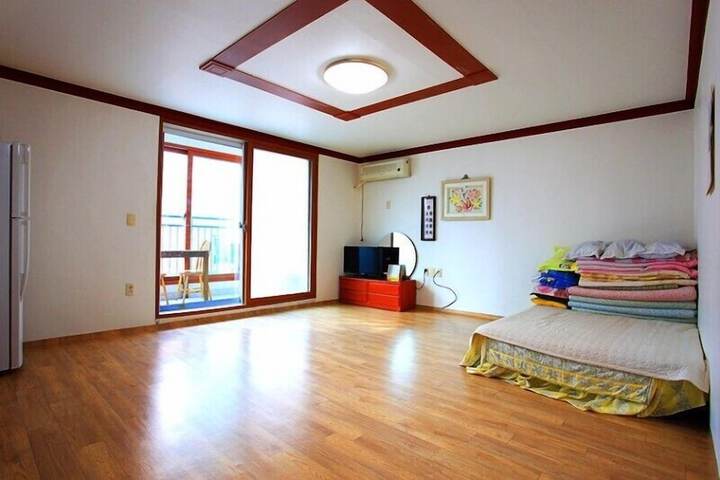 Room 4 of 28