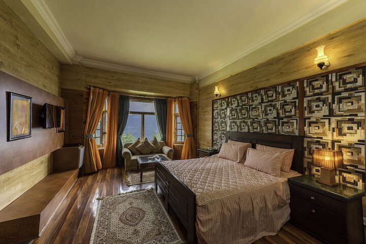 Room 13 of 18