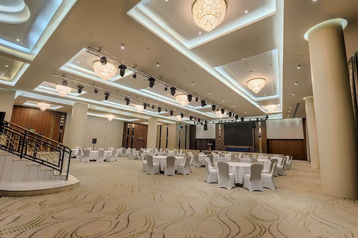 Ballroom/Hall 27 of 34