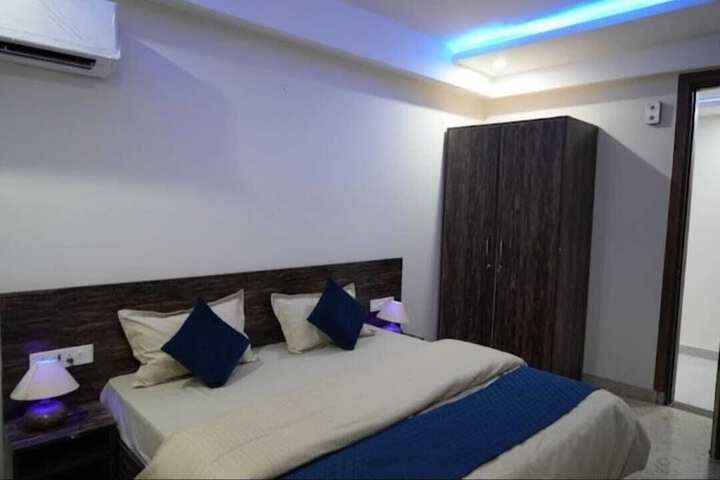 Room 6 of 16