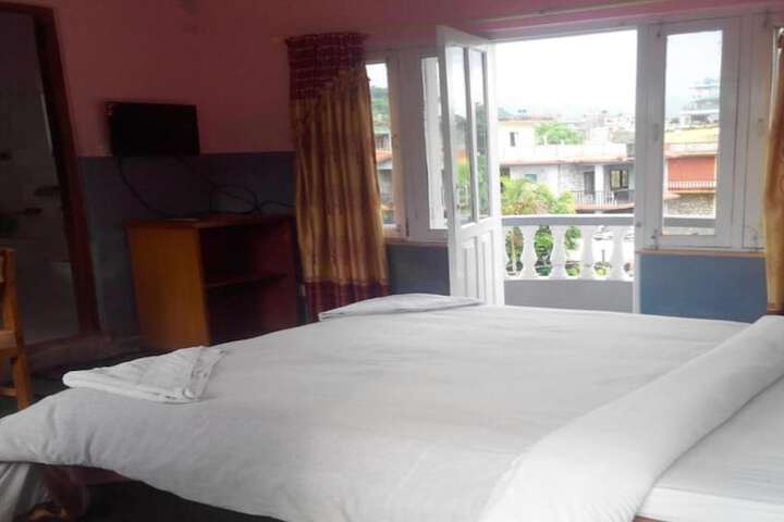 Room 5 of 10