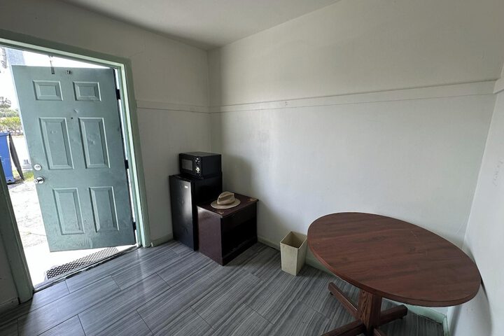 Room 6 of 16