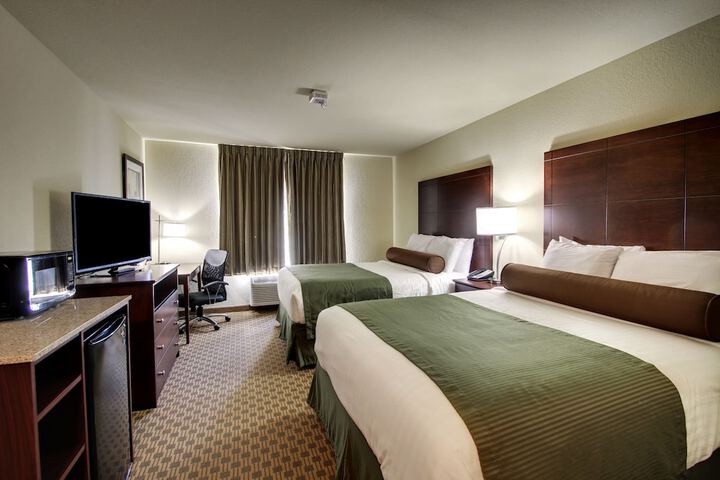 2 Queen Beds (1 of 12)