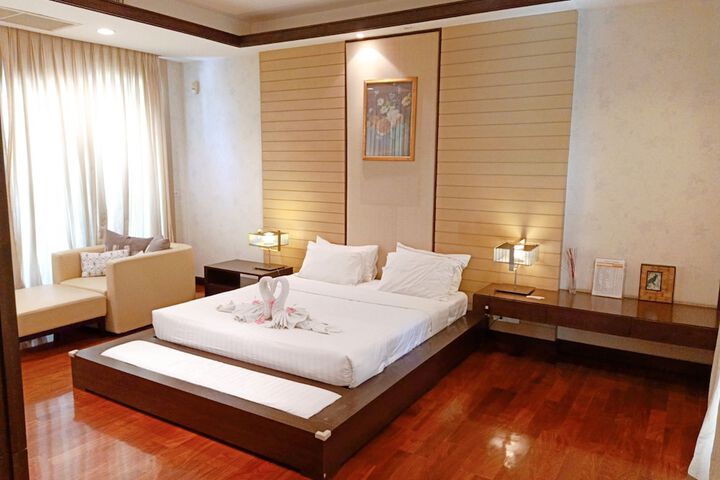 Room 27 of 77