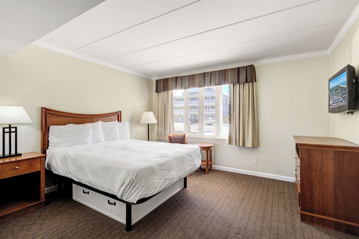 Traditional Suite 1 King Bed with Sofa Bed (12 of 23)