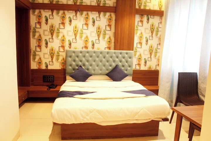 Room 6 of 18