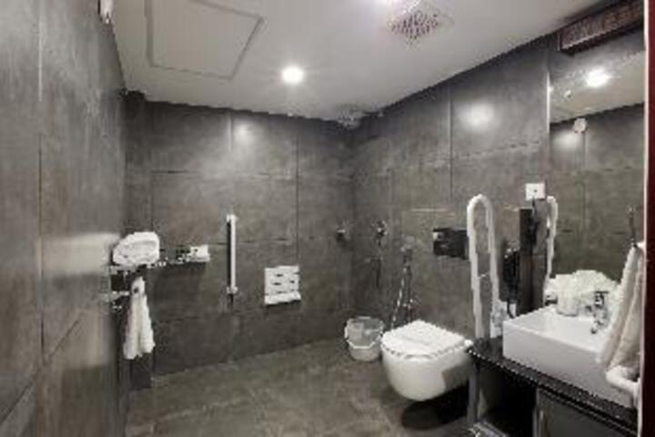 Room 8 of 20