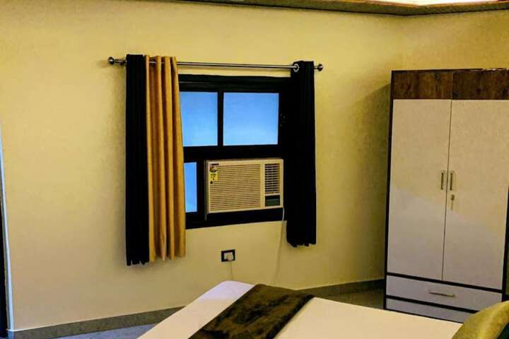 Room 4 of 18