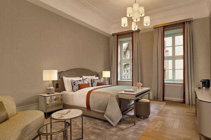 Room 4 of 111