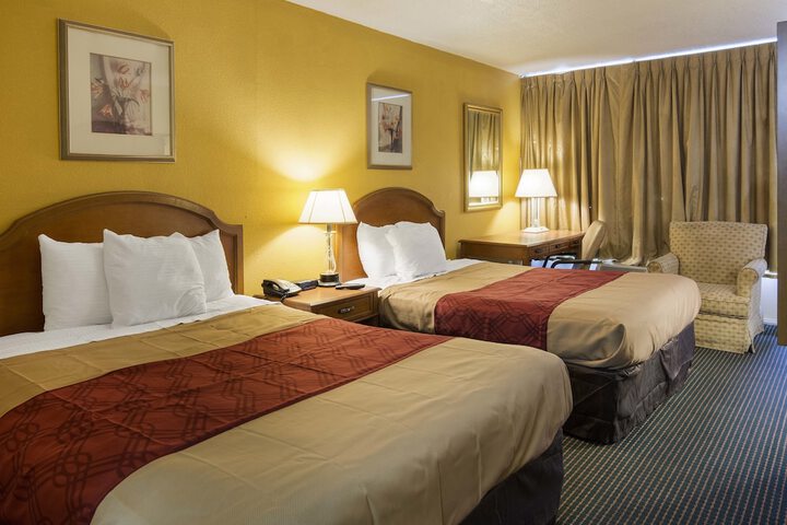 1 Queen Bed (3 of 7)
