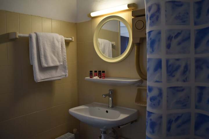 Room 156 of 261