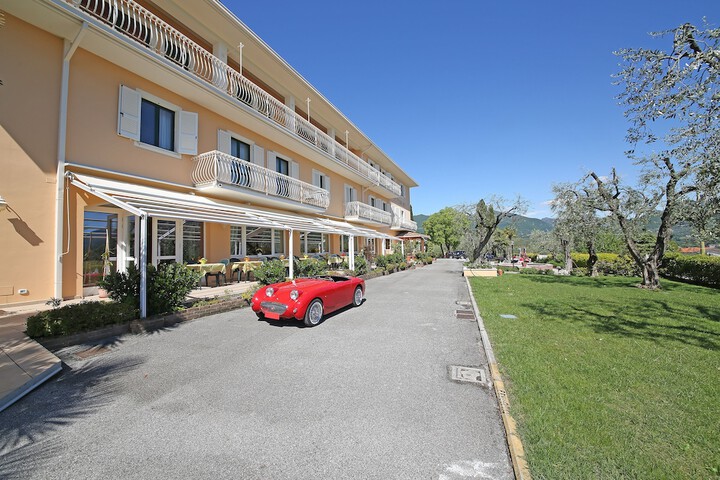 Hotel Exterior 32 of 35