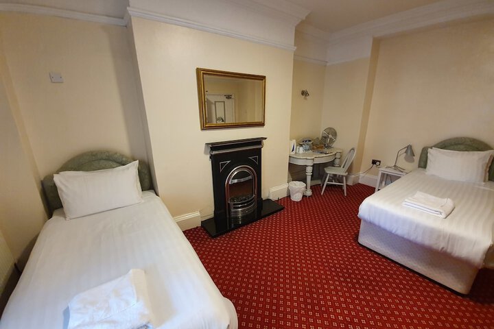 Room 6 of 93