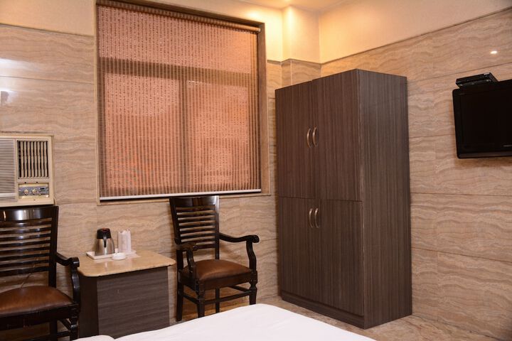 Room 5 of 12