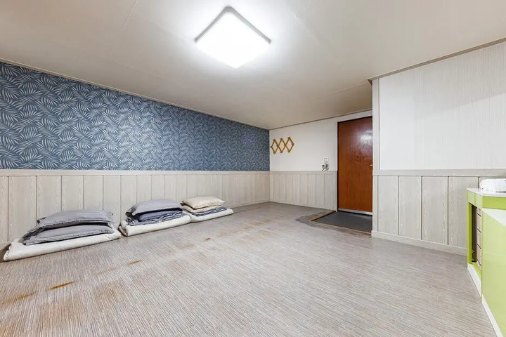 Room 10 of 11