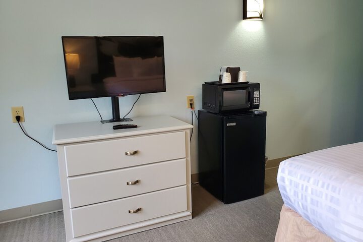 1 Queen Bed (7 of 11)