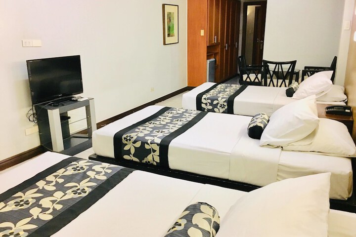 Room 6 of 80
