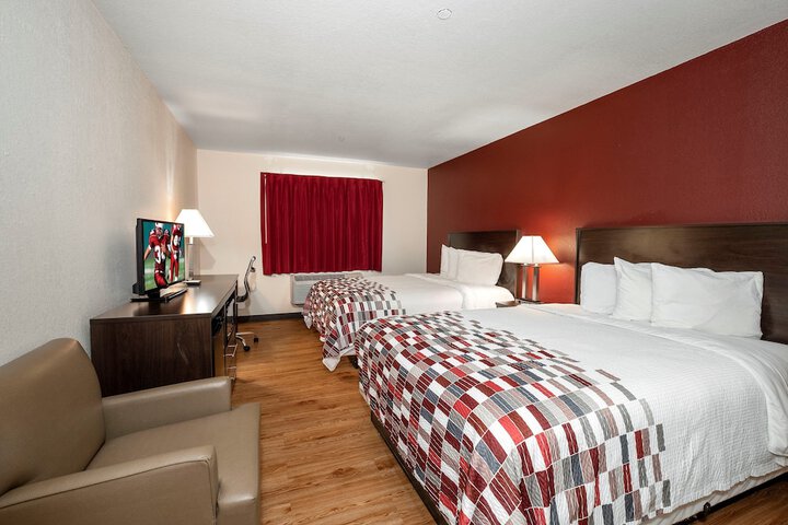 1 Queen Bed (3 of 9)