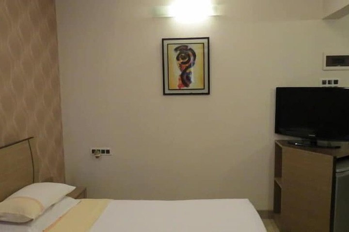 Room 13 of 37