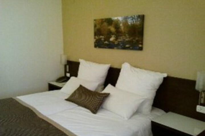 Room 8 of 9