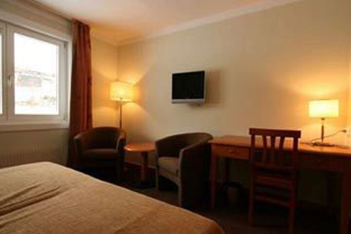 Room 5 of 7