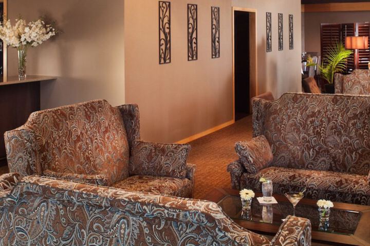 Lounge 28 of 48