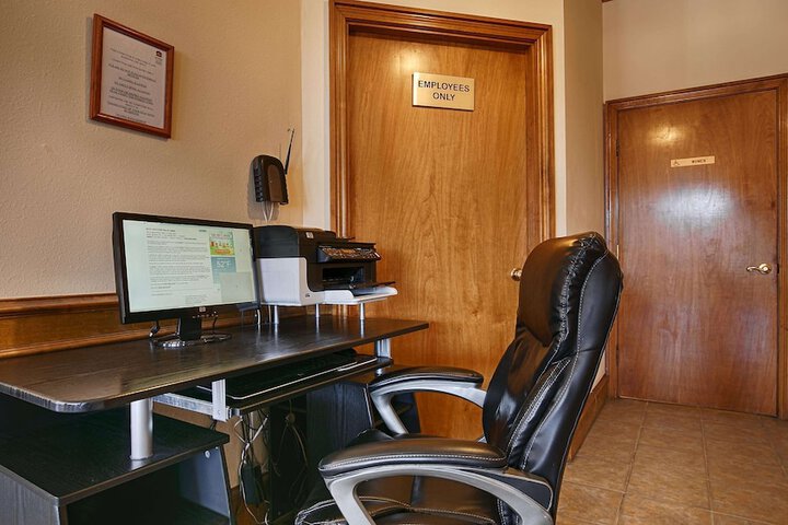 Business Center 23 of 25