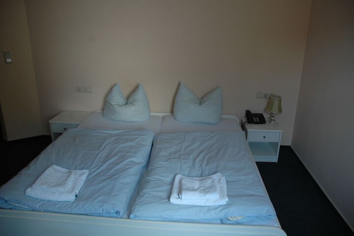 Room 4 of 32