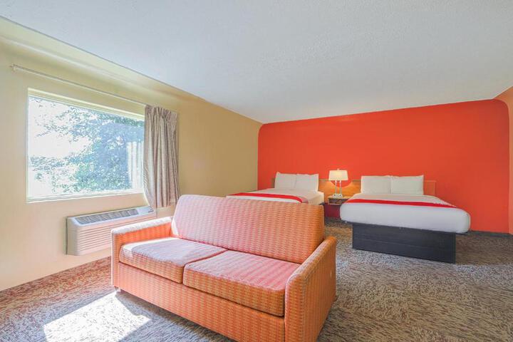 1 Queen Bed (10 of 17)