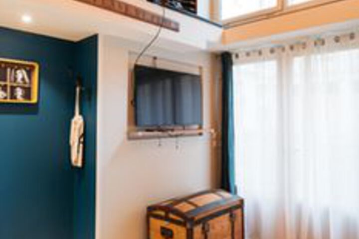 Room 8 of 10