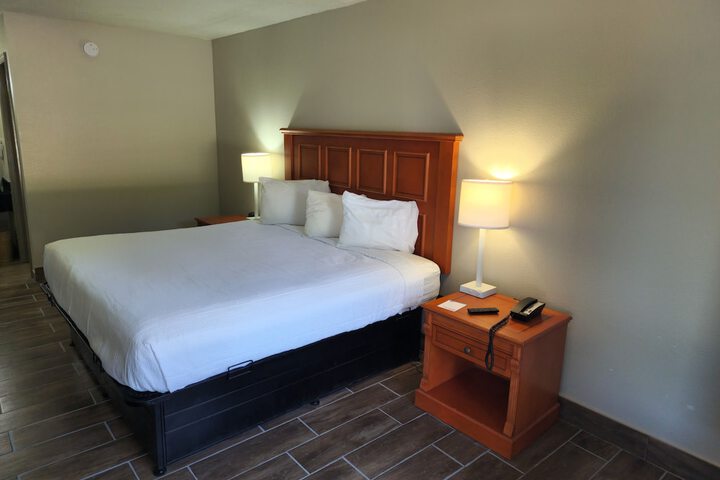 1 King Bed (2 of 14)