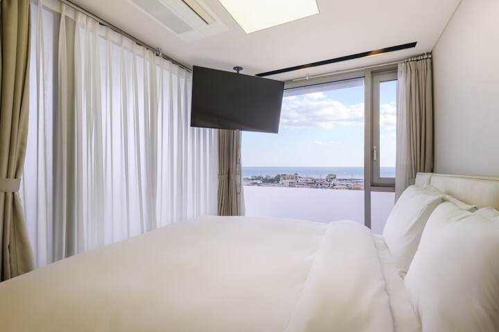 Room 30 of 179