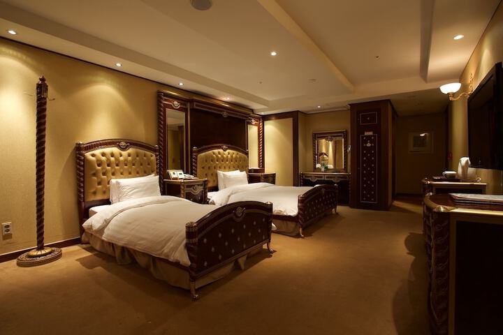 Room 4 of 51