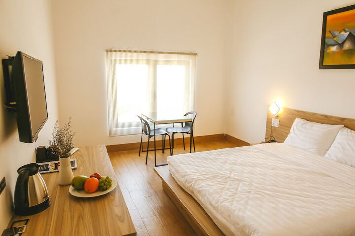Room 10 of 32