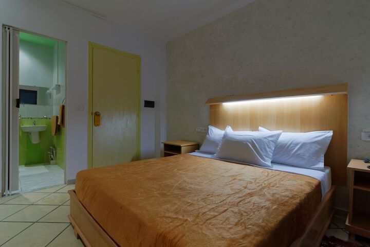Room 6 of 28