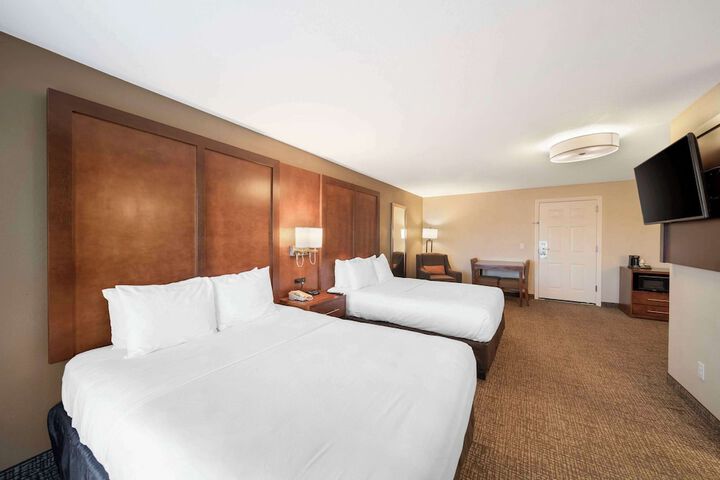 1 King Bed 1 Queen Bed Accessible (2 of 11)