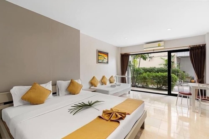 Room 4 of 12