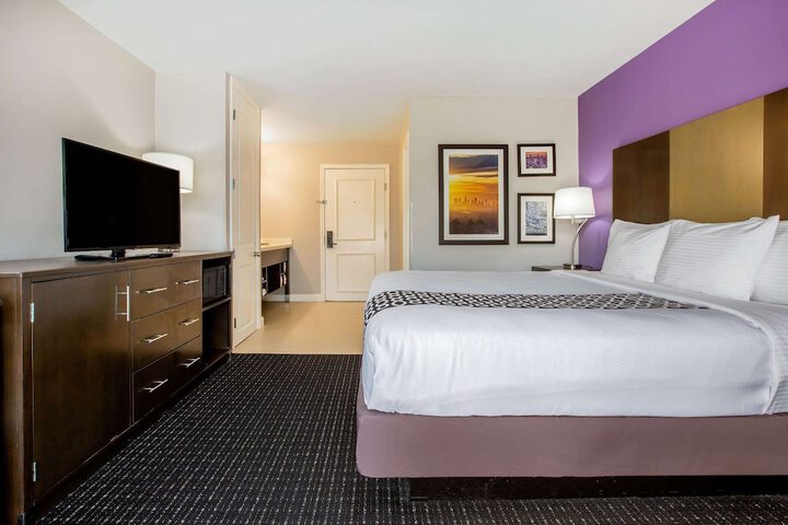 1 King Bed (4 of 8)