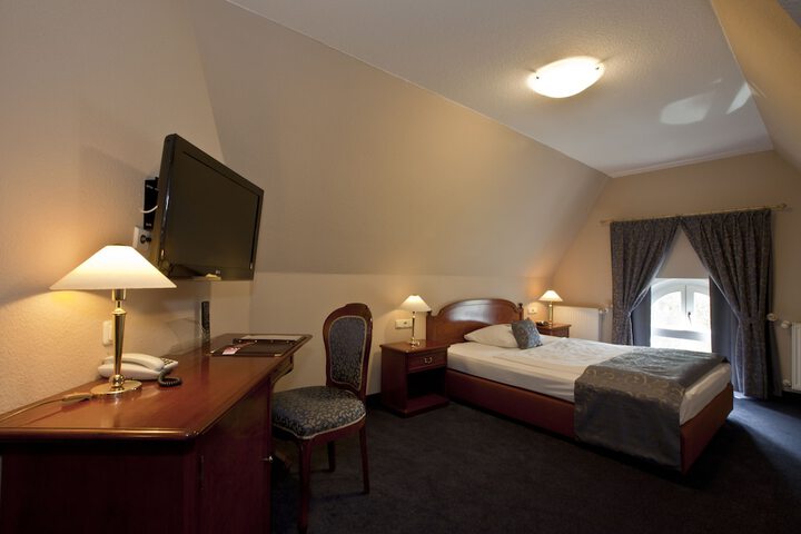 Room 11 of 37